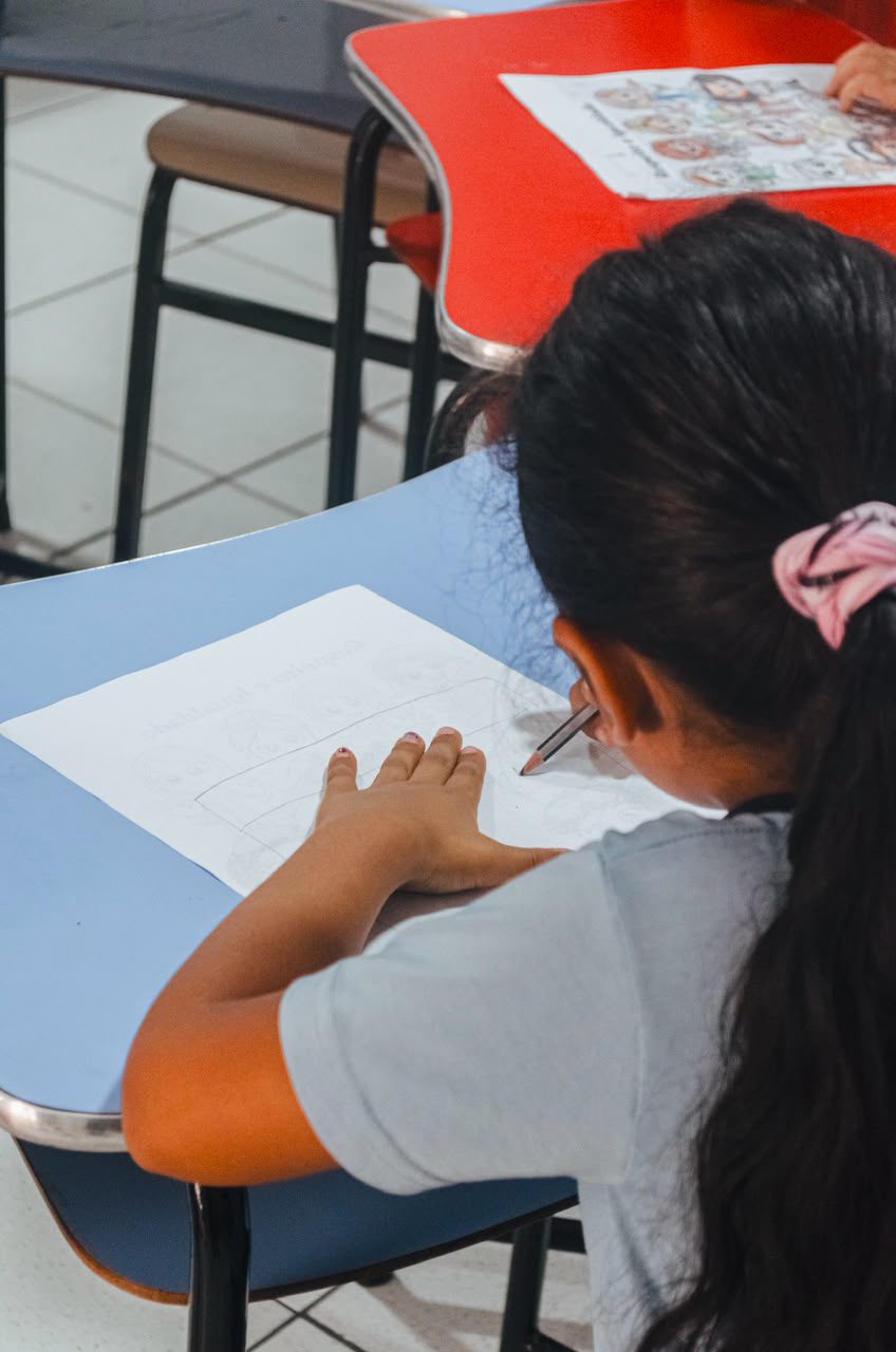 Criança em atividade de desenho na associação