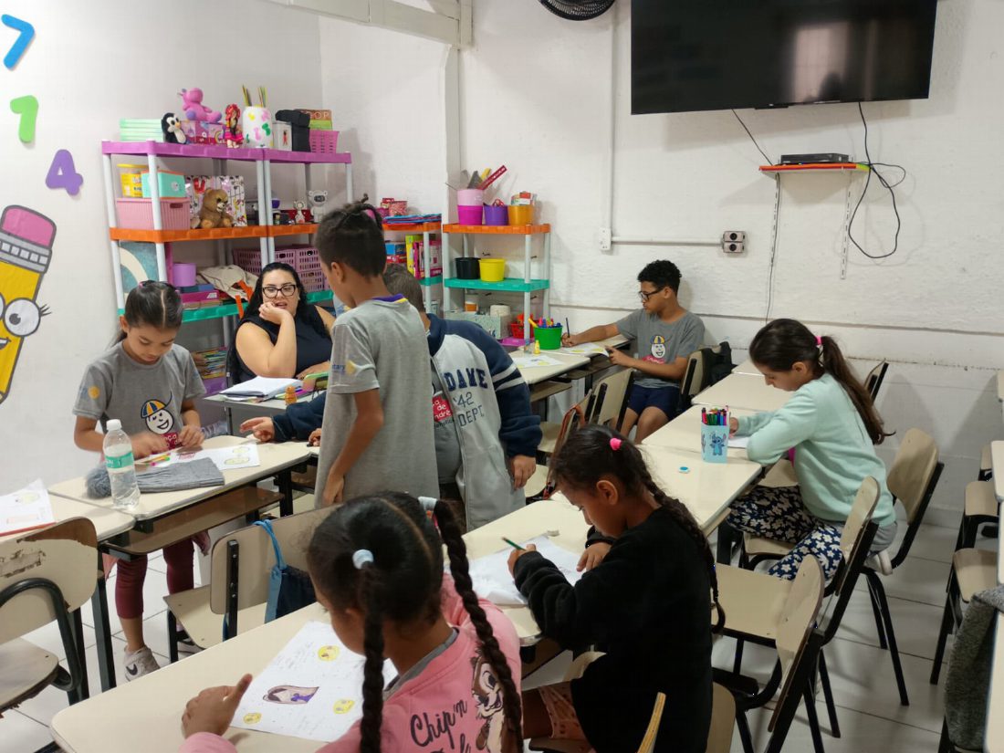 Crianças em atividade na sala da associação