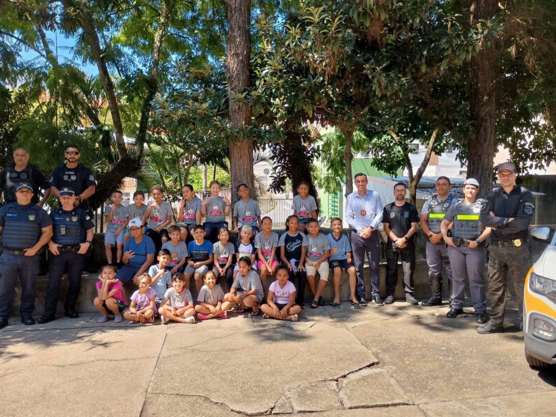 Crianças atendidas pela associação com a equipe e parceiros